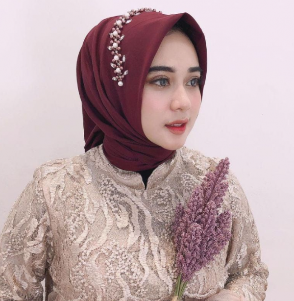 Hijab segi empat dengan aksen payet